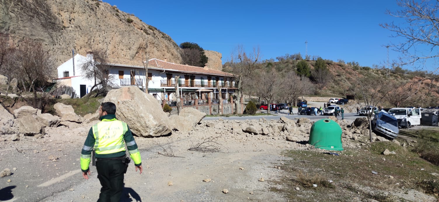 Cinco heridos al desprenderse una ladera de paso a Güejar-Sierra, entre ellos hay un menor.